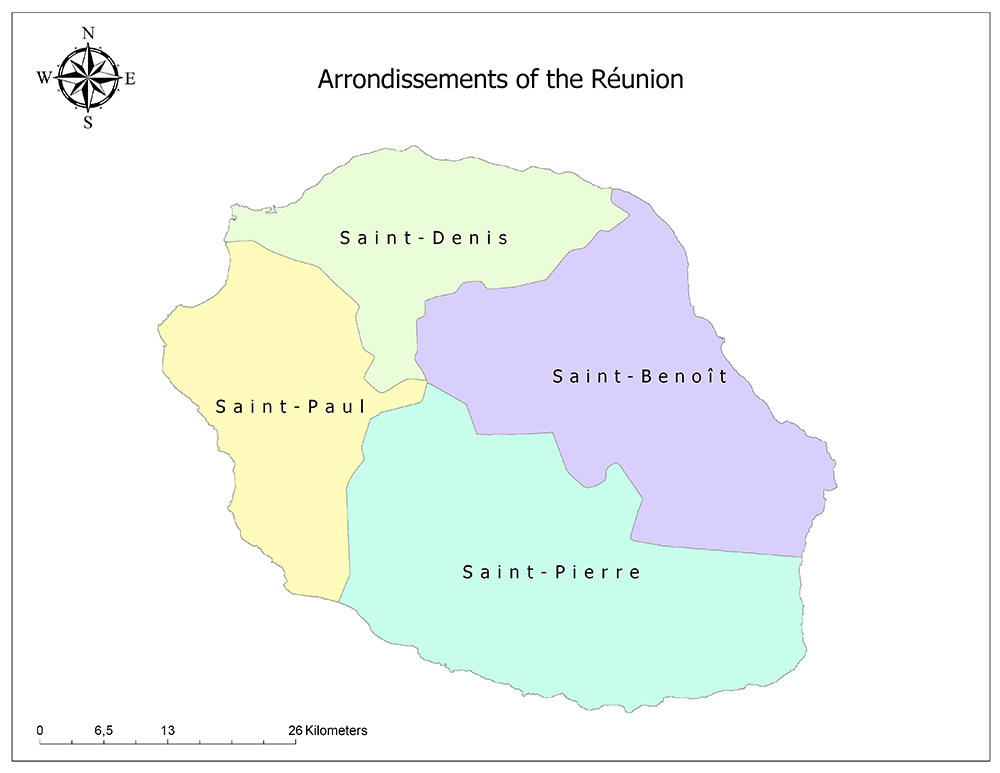 A color-coded map of Réunion's arrondissements: Saint-Denis, Saint-Paul, Saint-Benoit, Saint-Pierre, with compass and scale.