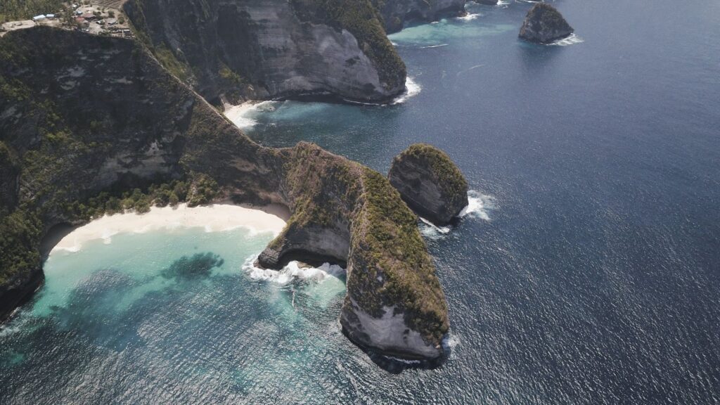 Top 10 Longest Coastline Countries 8 An isolated bay on the island of Nusa Penida in Indonesia.