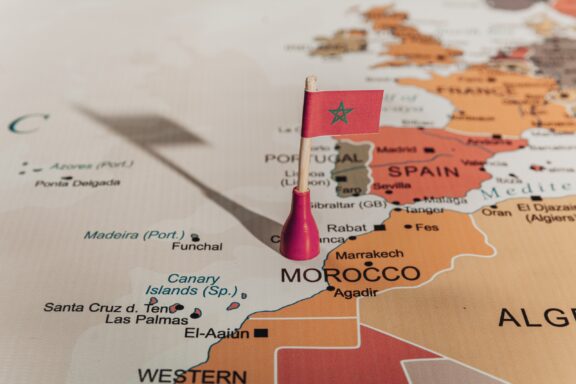 Flag pin pointing out the location of Morocco on the North Africa map