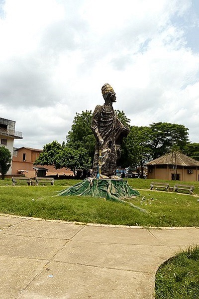 Statue of King Toffa in Jardin Palace