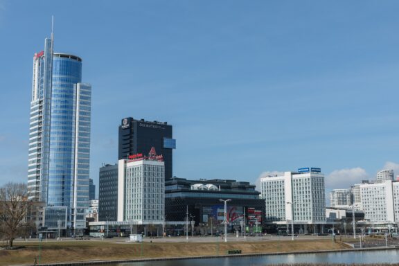 Minsk belarus april 10 2022: minsk skyline svislach river