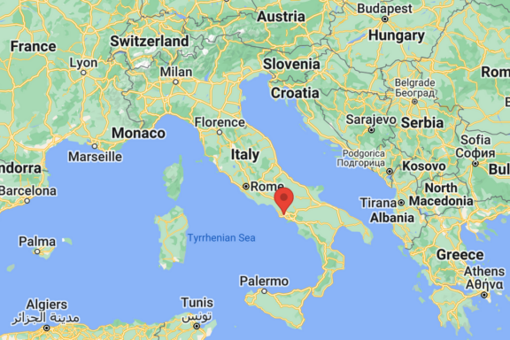 Naples airport on the map of italy