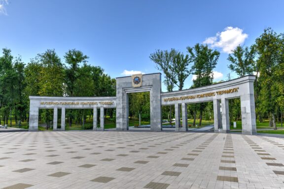 Triumphal arch in victory park a memorial to the victory