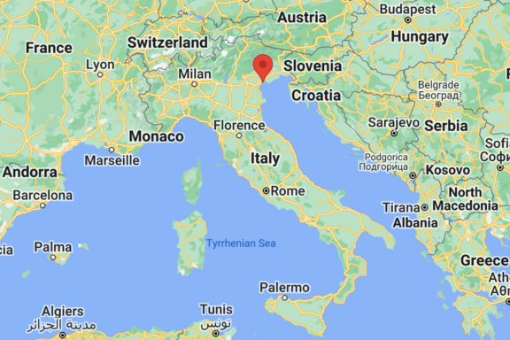 Marco Polo airport on the map of Italy