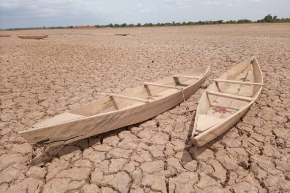 This image is taken on a dry lake not far from Ouagadougou in the rural municipality of SAABA. During the dry season, fishermen abandon their canoes in place, waiting for the arrival of the waters.