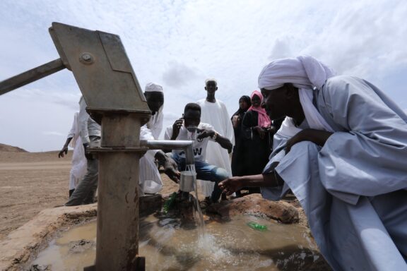 Heat sudan gezira state, people drinking water in the desert in Sudan.