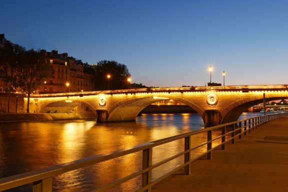 Seine riverside walk near the Pont Louis Philippe