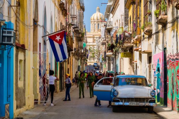 Habaneros commuting streets in the old town of Havana