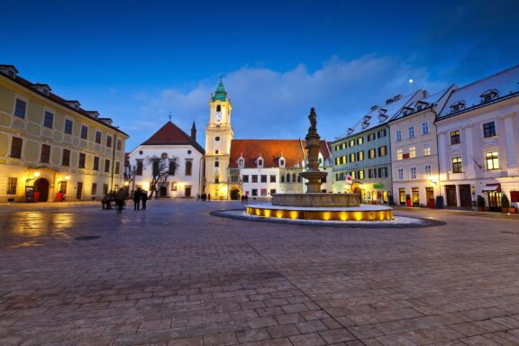 Central square in the Old Town, featuring the Old Town Hall and Roland Fountain