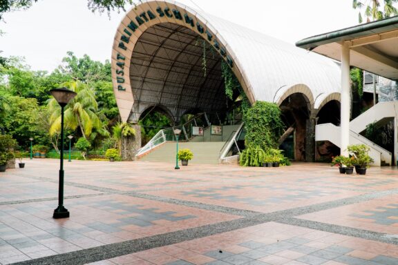 Entrance of Ragunan Zoo with Archway and Lamp Post Entrance to the Ragunan Zoo, established in 1864
