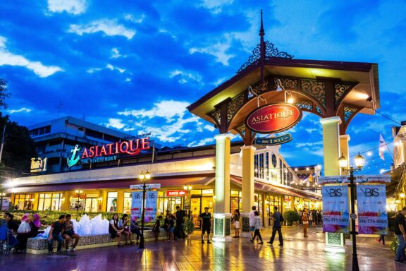 Evening at Asiatique The Riverfront Shopping Mall Asiatique The Riverfront, a large open-air mall situated in the former docks of the East Asiatic Company