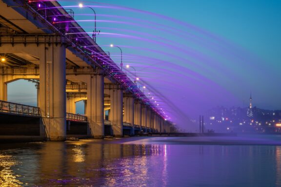 Banpo Bridge Rainbow Fountain at Dusk, Seoul Banpo Bridge, famous for its Moonlight Rainbow Fountain, the world's longest bridge fountain