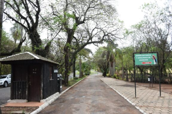 Pathway Entrance to Botanical Garden and Zoo Botanical Garden and Zoo of Asunción