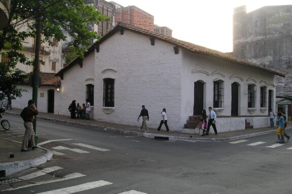 Colonial Style Building on a Street Corner with Pedestrians Casa de la independencia