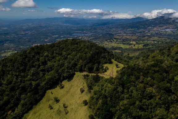 An aerial view of Barva Volcano, covered in trees, and the surrounding area.