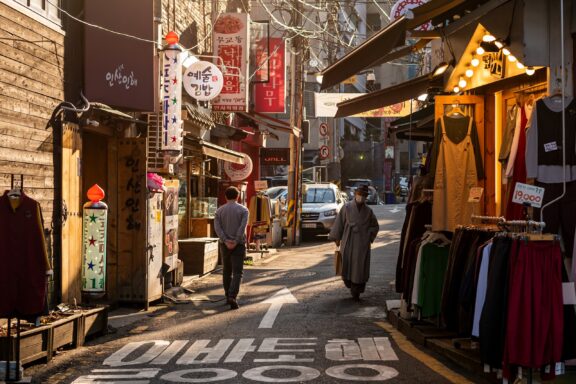 Sunset Light on Insadong Street Market Insadong Street, a cultural street filled with traditional crafts