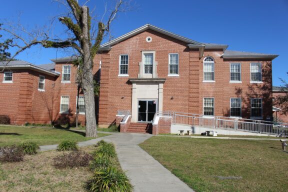 A view of the facade of the Liberty Courthouse in Bristol, Florida.