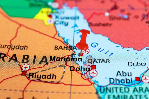 Location of Manama, Bahrain nestled between Qatar and Saudi Arabia