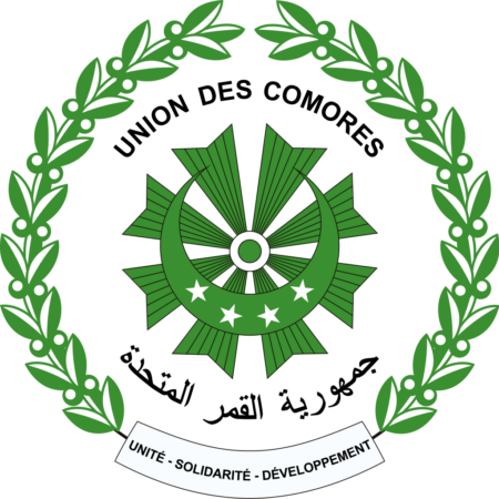 Coat of arms of Comoros featuring a green gear surrounding a crescent with four stars, encircled by a laurel wreath with a ribbon inscribed with "Unité - Solidarité - Développement".