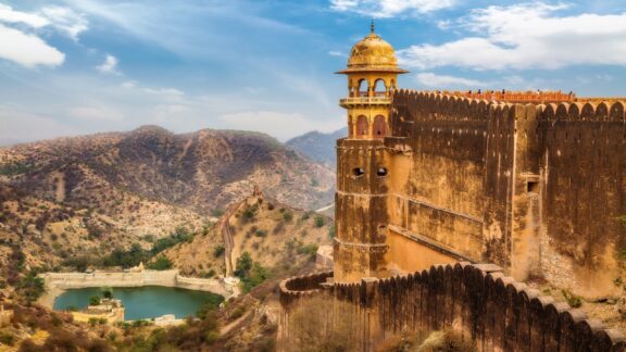 Jaigarh Fort in the Indian state of Rajasthan overlooks a reservoir and hills.