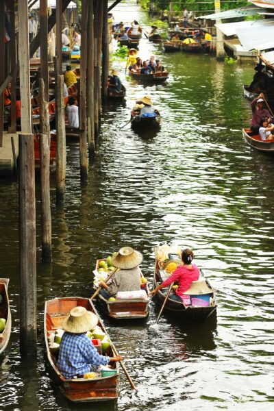 Damnoen Saduak Floating Market, a vibrant mosaic life