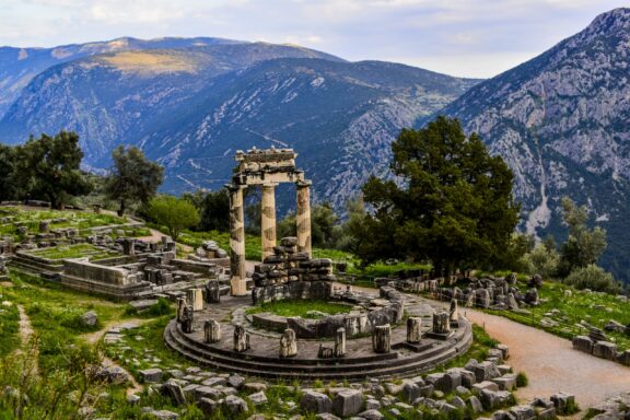 Delphi's ancient ruins admist the mountains